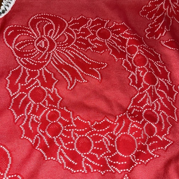 Vintage Red Christmas Tree Skirt with White lace ruffled Fringe - Picture 4 of 5